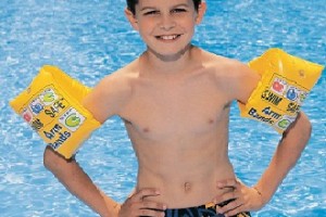 Надувные нарукавники помогут ребенку быстрее научиться плавать